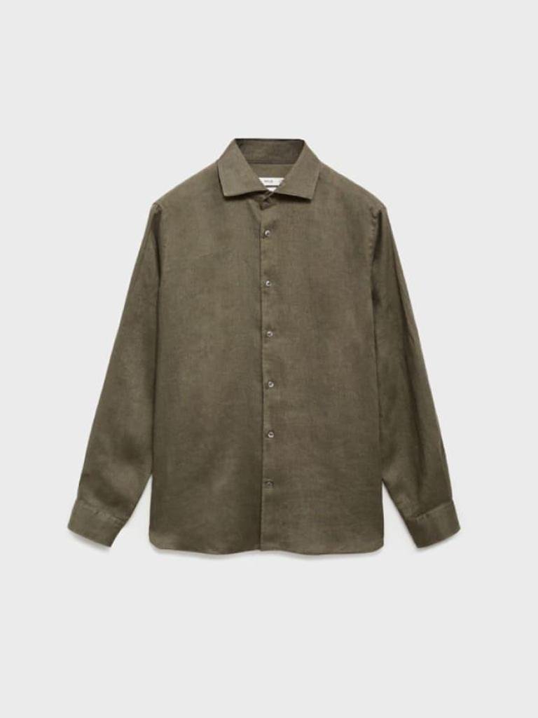 Kemeja linen yang sudah dicuci dengan pakaian